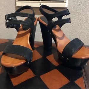 Gianni Bini black strap platform sandals